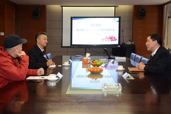 El presidente Wenwei Zhu de la Asociación de la Industria de Procesamiento de Plásticos de China visitó la empresa